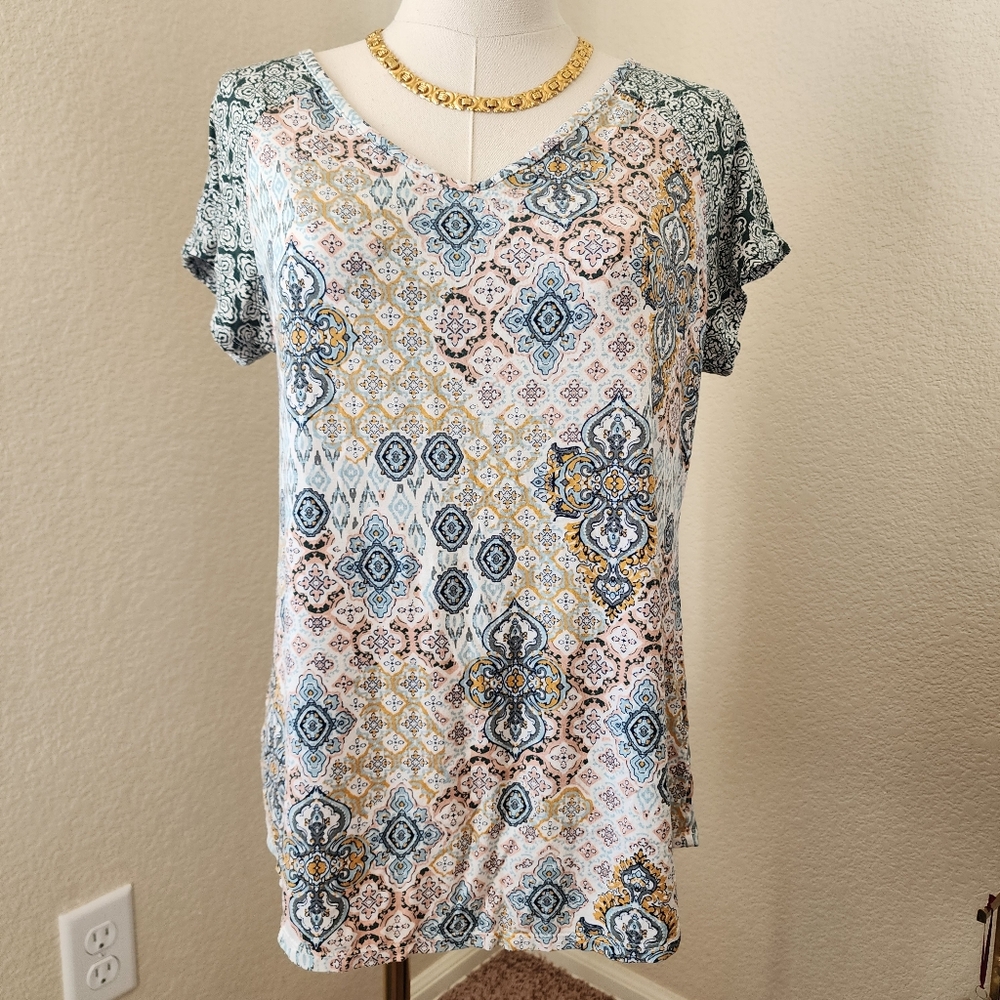 Patterned keyhole back tee. Medium. - Picture 6 of 9